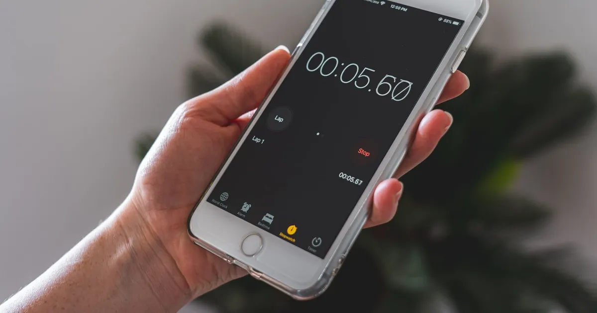 Stopwatch on a desk timing the 60 minute path of 1 hour loans no credit check in Canada