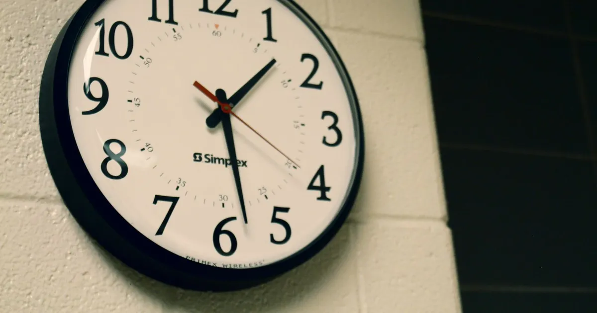 Wall clock in an office showing the afternoon cutoff time for same day loans no credit check in Canada